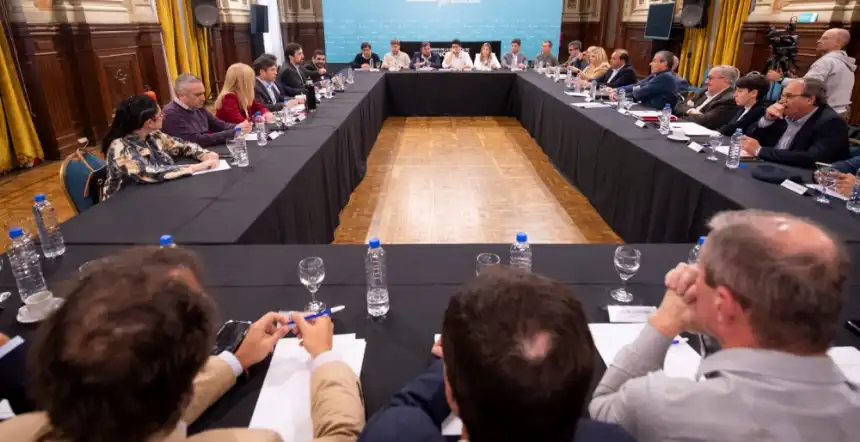 Noticias de Regionales. Axel Kicillof se reunió con intendentes radicales para coordinar estrategias frente a la crisis