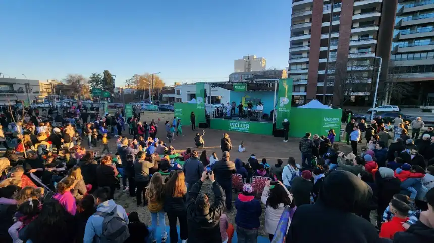 Noticias de Tandil. Cientos de familias tandilenses disfrutaron del Encuentro Cultural en la Plaza 25 de Mayo