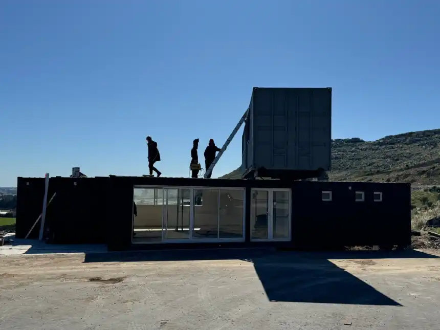 Noticias de Balcarce. Colocaron oficinas modulares en el autódromo Juan Manuel Fangio