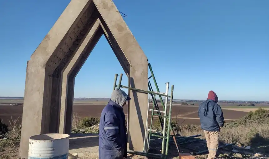 Noticias de Balcarce. Construcción de la Ermita en el Paseo de la Cantera de Los Pinos