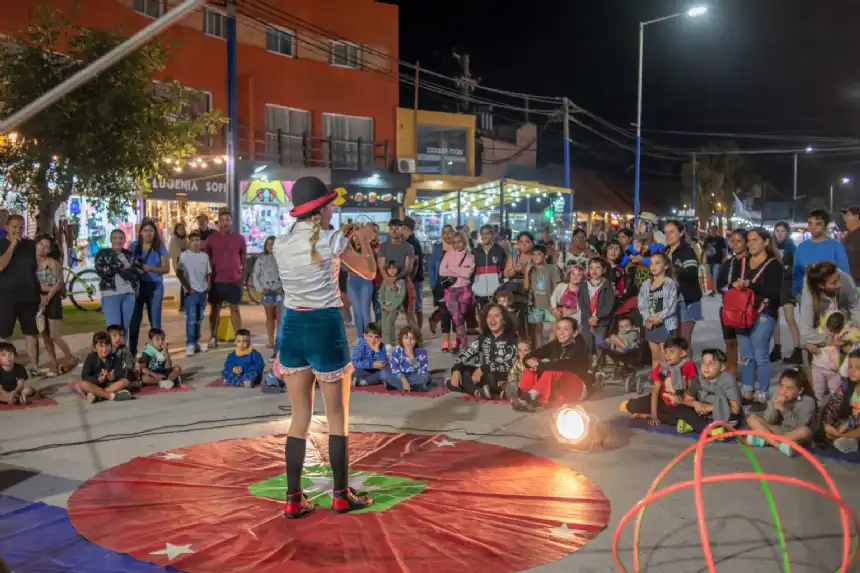 Noticias de Mar Chiquita. Cultura en la calle con espectáculos al aire libre