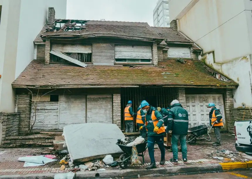 Noticias de Mar del Plata. El municipio desaloja y limpia una propiedad usurpada en el centro de Mar del Plata