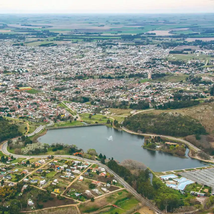 Noticias de Tandil. Encuentro familiar en el Parque del Origen con una gran sorpresa jurásica