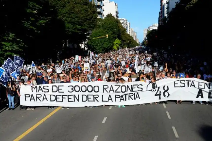 Noticias de Mar del Plata. Histórica marcha en Mar del Plata conmemora el 48 aniversario del golpe genocida