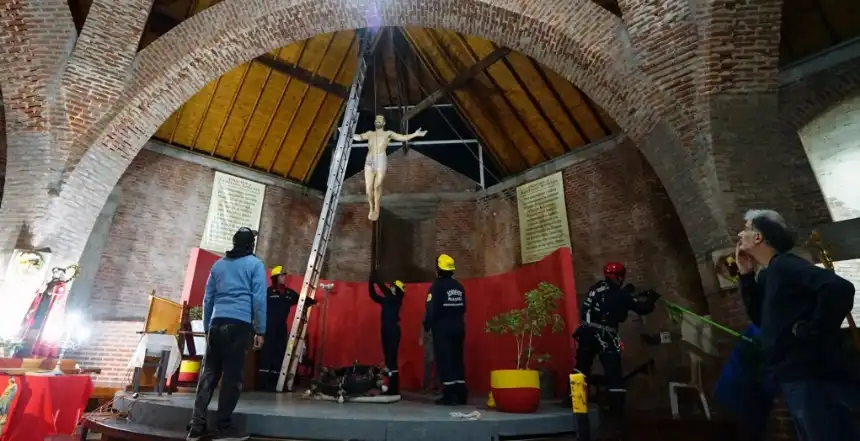 Noticias de Villa Gesell. Instalan escultura de Jesús Resucitado en el Santuario Santiago Apóstol de Villa Gesell
