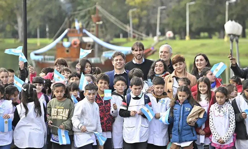 Noticias de Regionales. Kicillof encabezó la ceremonia de Promesa de Lealtad a la Bandera Nacional en La Plata