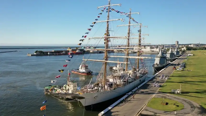 Noticias de Mar del Plata. La Fragata Libertad está en el puerto de Mar del Plata
