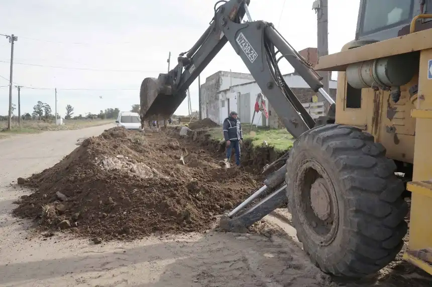 Noticias de Necochea. Los trabajos de cordón cuneta avanzan por avenida 43