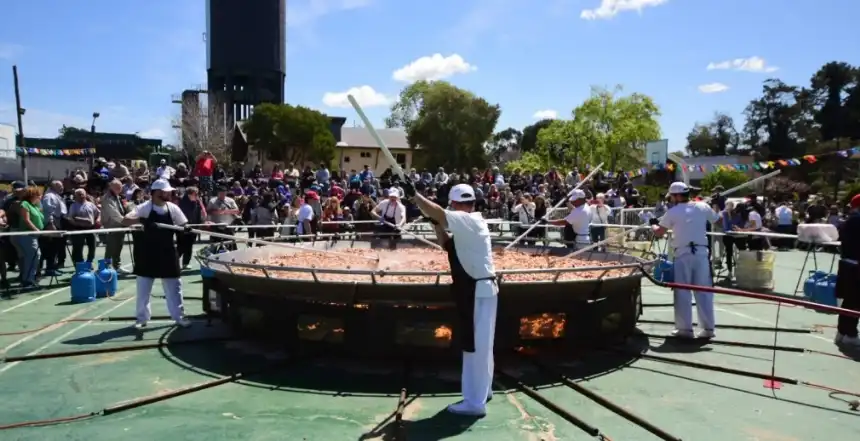 Noticias de Turismo. Más de 2000 personas disfrutaron de la Paella de la Amistad en Villa Gesell