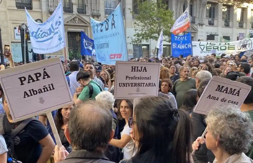 Noticias de Regionales. Multitudinaria marcha en defensa de la universidad pública