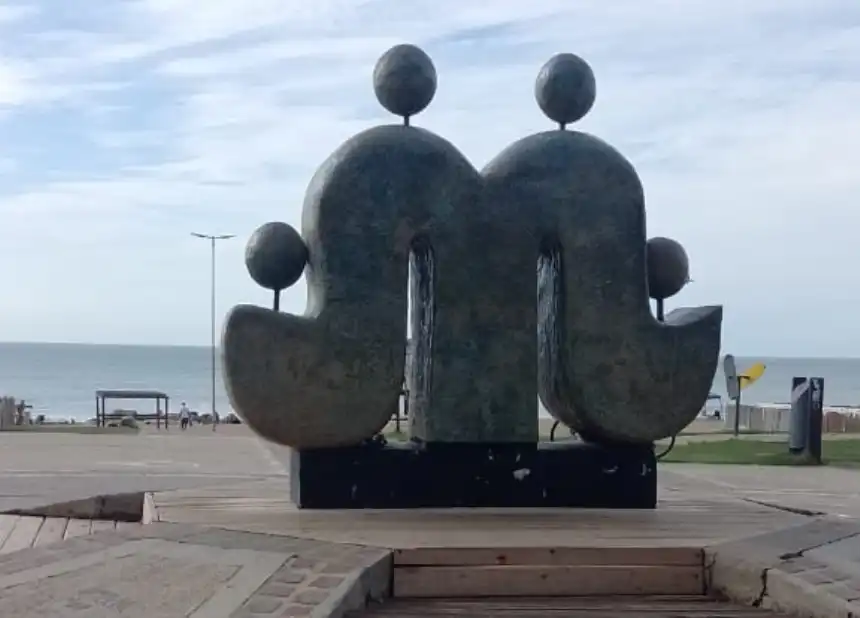 Noticias de Turismo. Repararon la icónica escultura que representa a Miramar