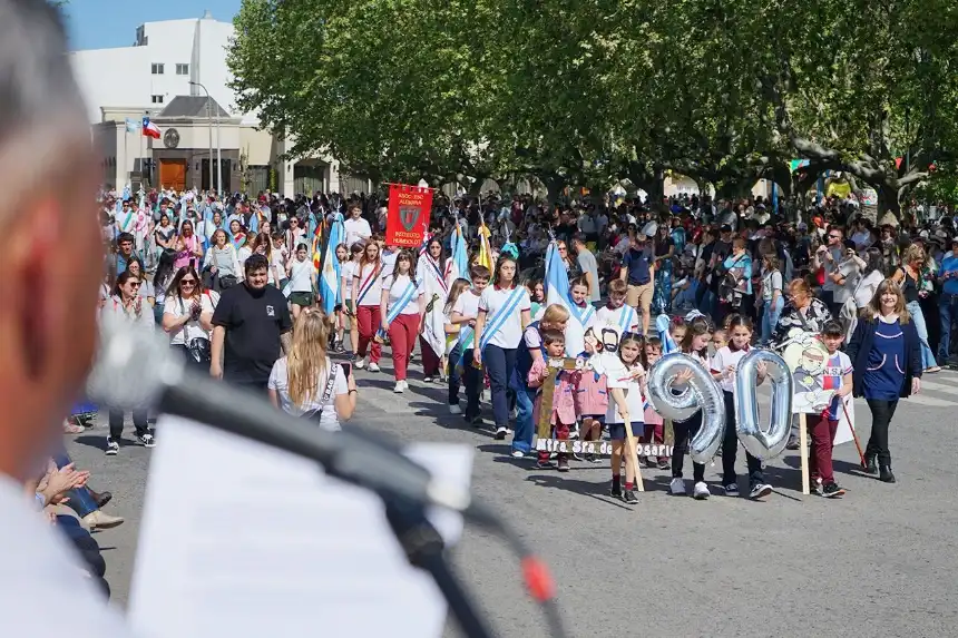 Noticias de Necochea. Un marco multitudinario en el desfile por los 143 años de Necochea