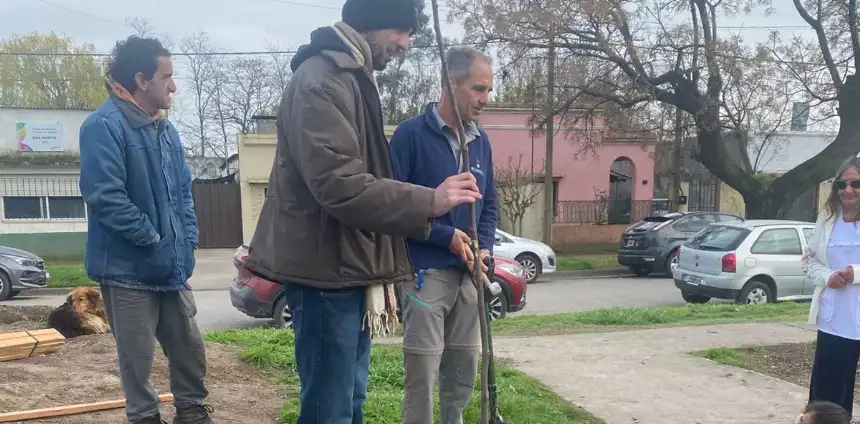 Noticias de Balcarce. Alumnos plantaron árboles en la Plaza San Martín en el Mes del Árbol Noticias de Balcarce. Alumnos plantaron árboles en la Plaza San Martín en el Mes del Árbol