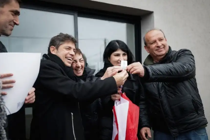 Noticias de Tandil. Axel Kicillof entregó 52 viviendas en Tandil y sumó equipamiento en salud y seguridad Noticias de Tandil. Axel Kicillof entregó 52 viviendas en Tandil y sumó equipamiento en salud y seguridad