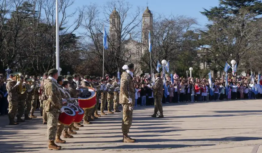 Noticias de Balcarce. Balcarce celebró el Día de la Bandera con un emotivo acto en Plaza Libertad Noticias de Balcarce. Balcarce celebró el Día de la Bandera con un emotivo acto en Plaza Libertad