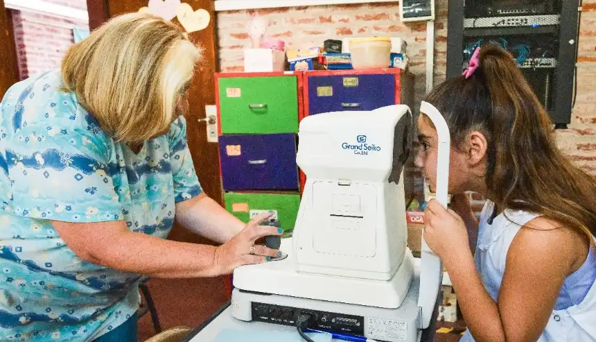 Noticias de Mar del Plata. Campaña Ver para ser libres en Mar del Plata controles y entrega gratuita de lentes para niños