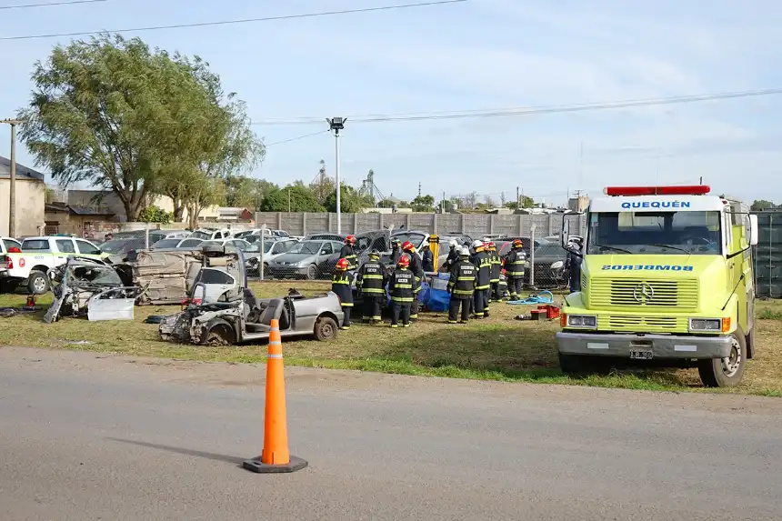 Noticias de Necochea. Destacan el trabajo en conjunto con bomberos durante un simulacro de accidente vehicular