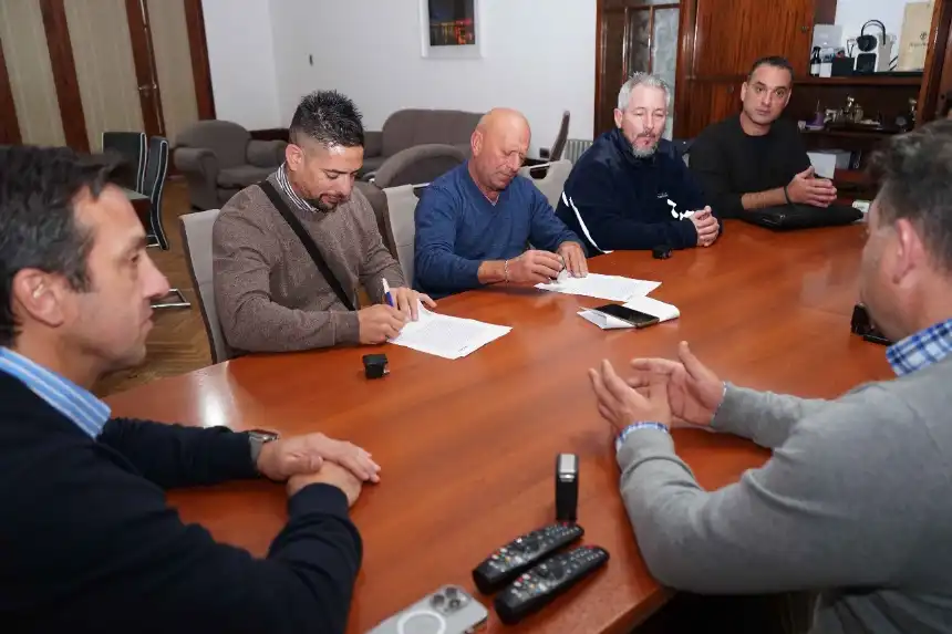 Noticias de Necochea. El intendente y los gremios municipales firmaron el acta acuerdo por la paritaria Noticias de Necochea. El intendente y los gremios municipales firmaron el acta acuerdo por la paritaria