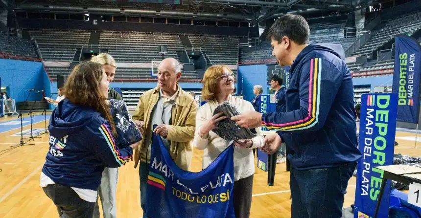 Noticias de Mar del Plata. El Municipio entregó la indumentaria oficial a los representantes marplatenses en los Juegos Bonaerenses