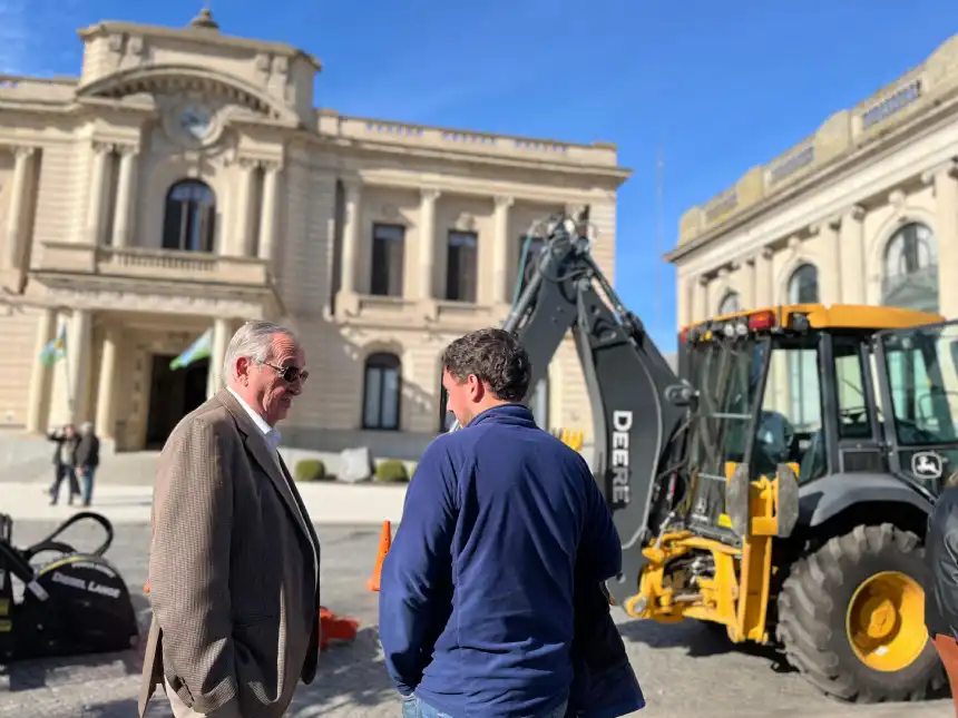 Noticias de Tandil. El Municipio presentó maquinarias viales adquiridas para mantenimiento de calles y desagües Noticias de Tandil. El Municipio presentó maquinarias viales adquiridas para mantenimiento de calles y desagües