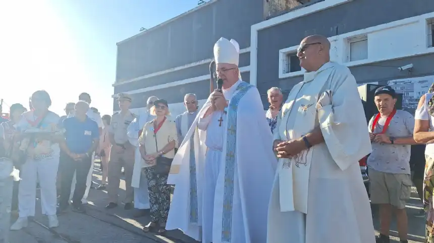 Noticias de Mar del Plata. El Obispo encabezó la Procesión de San Salvador y rogó por las fuentes de trabajo en la banquina