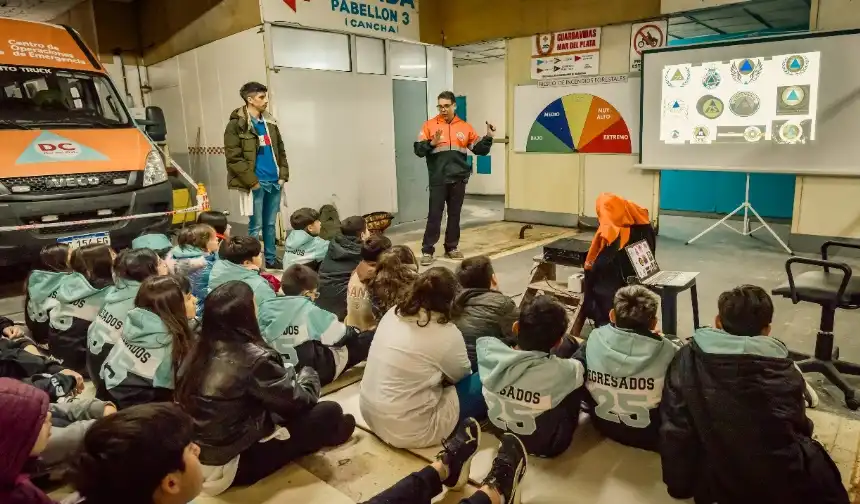 Noticias de Mar del Plata. Estudiantes visitaron el cuartel de Defensa Civil y aprendieron sobre prevención de incendios