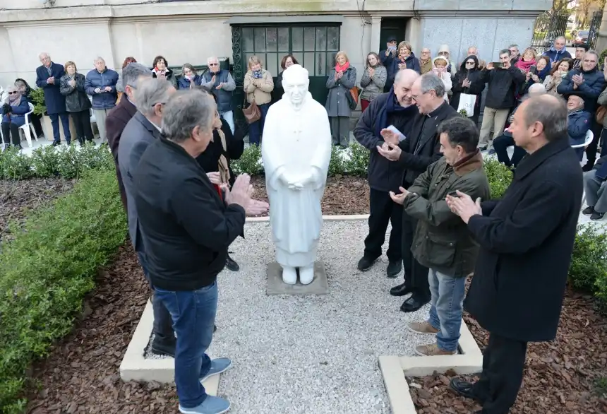 Noticias de Tandil. Homenaje en Tandil inauguran escultura del Padre Raúl Troncoso en el Paseo de las Personalidades Noticias de Tandil. Homenaje en Tandil inauguran escultura del Padre Raúl Troncoso en el Paseo de las Personalidades