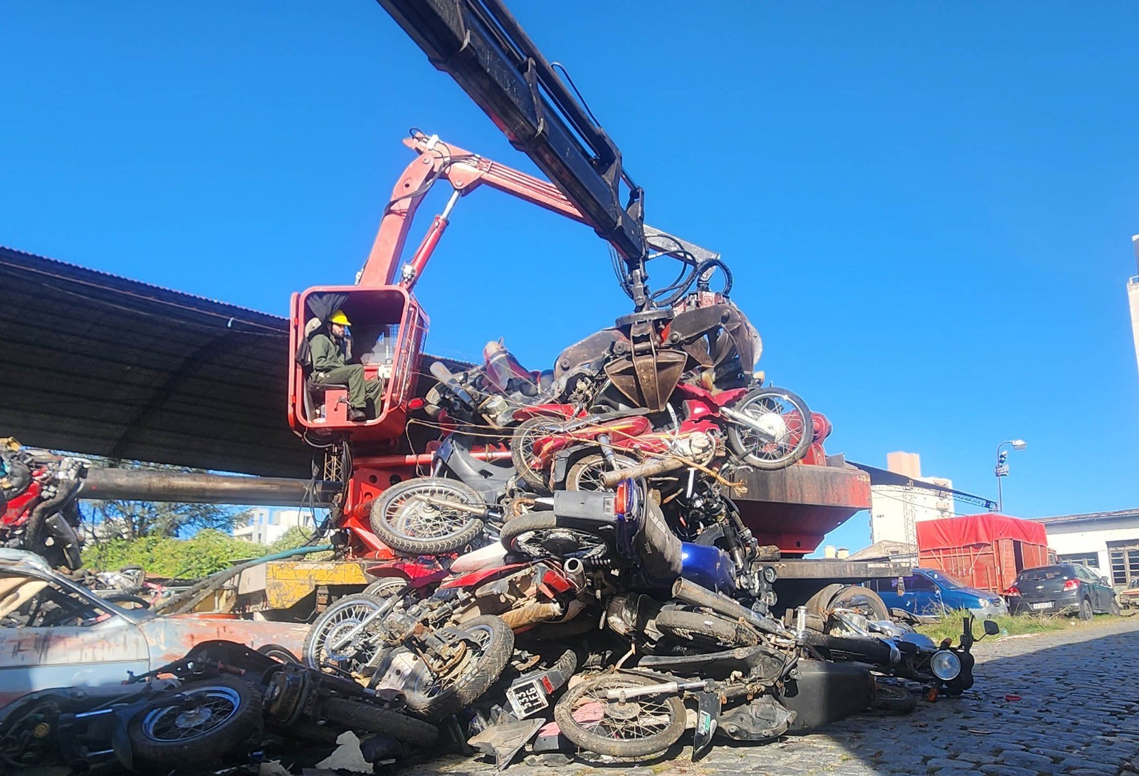 Noticias de Tandil. Iniciaron compactación de vehículos que fueron secuestrados en procedimientos de control Noticias de Tandil. Iniciaron compactación de vehículos que fueron secuestrados en procedimientos de control