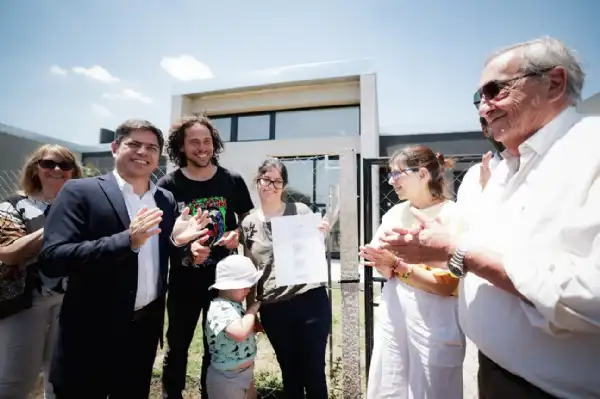 Tandil. Kicillof entregó 132 viviendas a familias de Tandil y Ayacucho