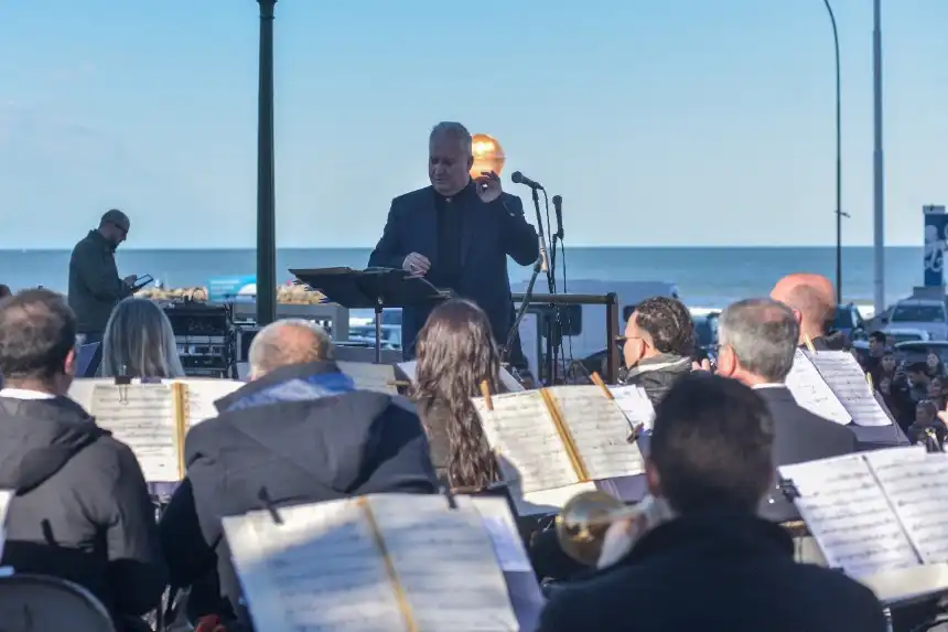 Noticias de Turismo. La Banda Sinfónica celebra el rock en la Plaza del Agua Facundo Arana y músicos invitados