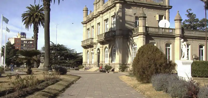 Noticias de Loberia. Lobería abre inscripción a becas residenciales para estudiantes