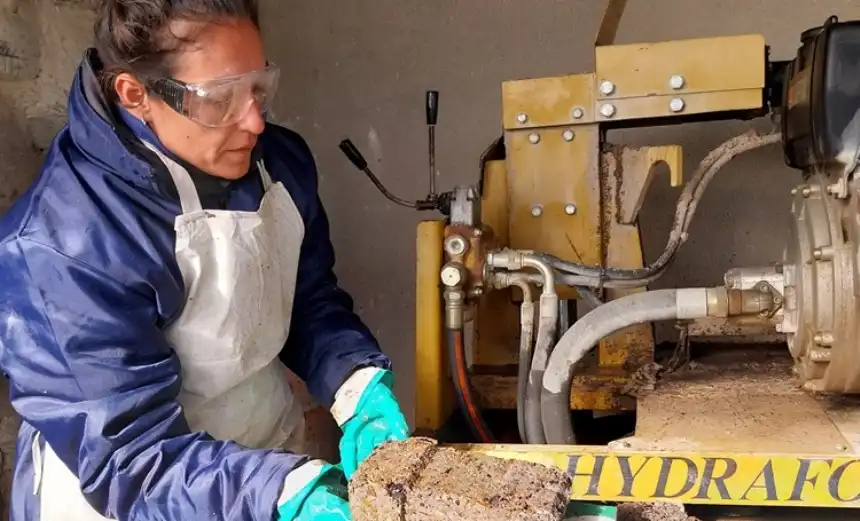 Noticias de Loberia. Lobería produce leña ecológica con residuos reciclables y apuesta por la energía sustentable