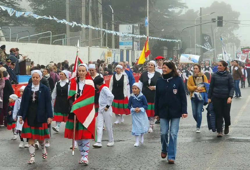 Noticias de Tandil. Los tandilenses festejaron un nuevo aniversario de la Revolución de Mayo Noticias de Tandil. Los tandilenses festejaron un nuevo aniversario de la Revolución de Mayo