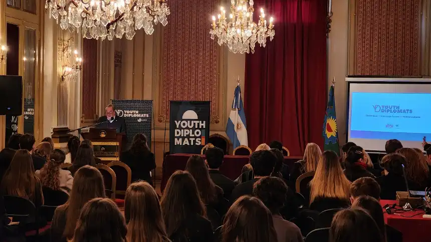Noticias de Tandil. Lunghi alentó a jóvenes de todo el país a comprometerse con el pensamiento crítico Noticias de Tandil. Lunghi alentó a jóvenes de todo el país a comprometerse con el pensamiento crítico