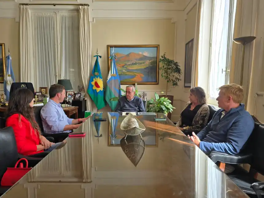 Noticias de Tandil. Lunghi se reunió con miembros de una empresa que se radicará en Tandil Noticias de Tandil. Lunghi se reunió con miembros de una empresa que se radicará en Tandil