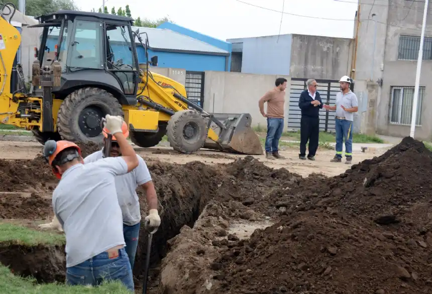 Noticias de Tandil. Lunghi supervisó los avances de las obras de construcción del desagüe pluvial en la calle Azucena