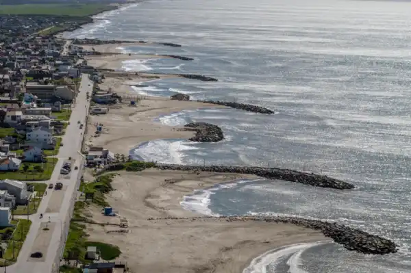 Turismo. Mar Chiquita avanza en modelo de playa y costa sostenible