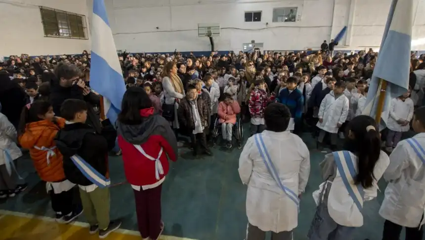 Noticias de Villa Gesell. Más de 700 alumnos geselinos prometieron lealtad a la Bandera en un emotivo acto patrio Noticias de Villa Gesell. Más de 700 alumnos geselinos prometieron lealtad a la Bandera en un emotivo acto patrio