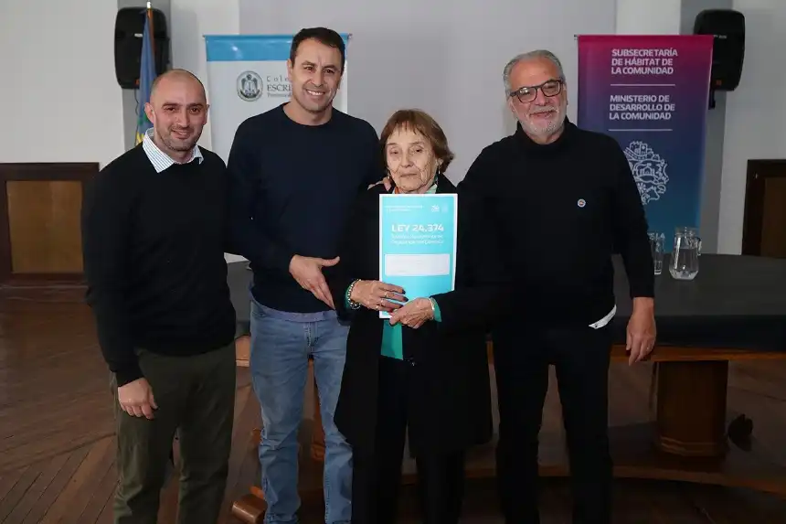 Noticias de Necochea. Más de 80 familias de Necochea recibieron sus escrituras en el municipio Noticias de Necochea. Más de 80 familias de Necochea recibieron sus escrituras en el municipio