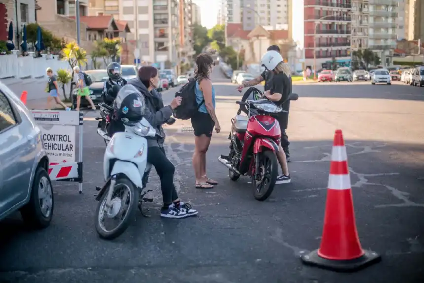 Noticias de Mar del Plata. Operativos en Mar del Plata más de 370 infracciones a cuidacoches y 470 motos secuestradas