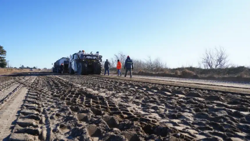 Noticias de Regionales. Pavimentan más de 47 km de la Ruta del Cereal para potenciar la producción bonaerense Noticias de Regionales. Pavimentan más de 47 km de la Ruta del Cereal para potenciar la producción bonaerense