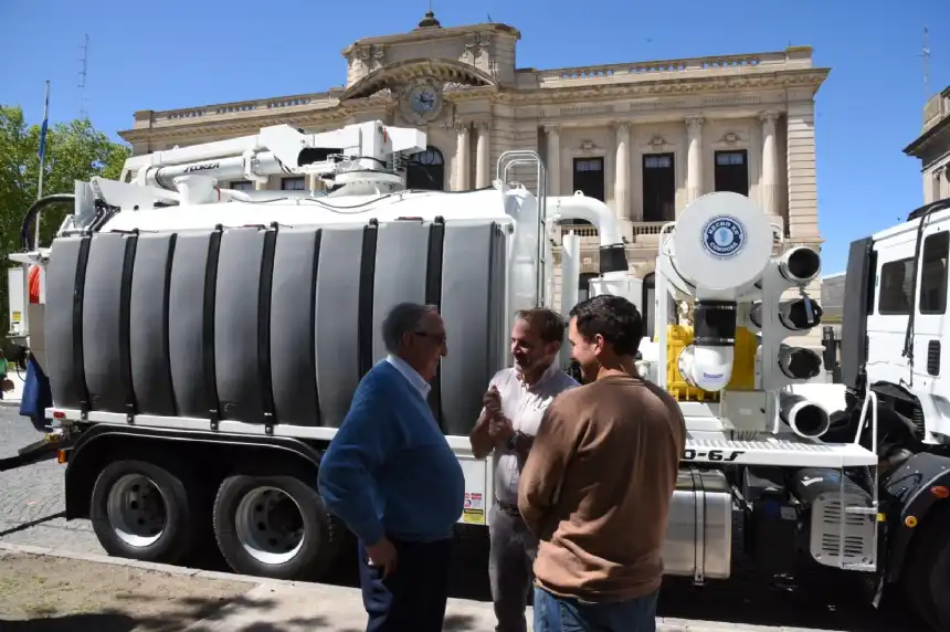 Noticias de Tandil. Presentaron dos nuevos camiones para mantenimiento de calles y desagües pluviales