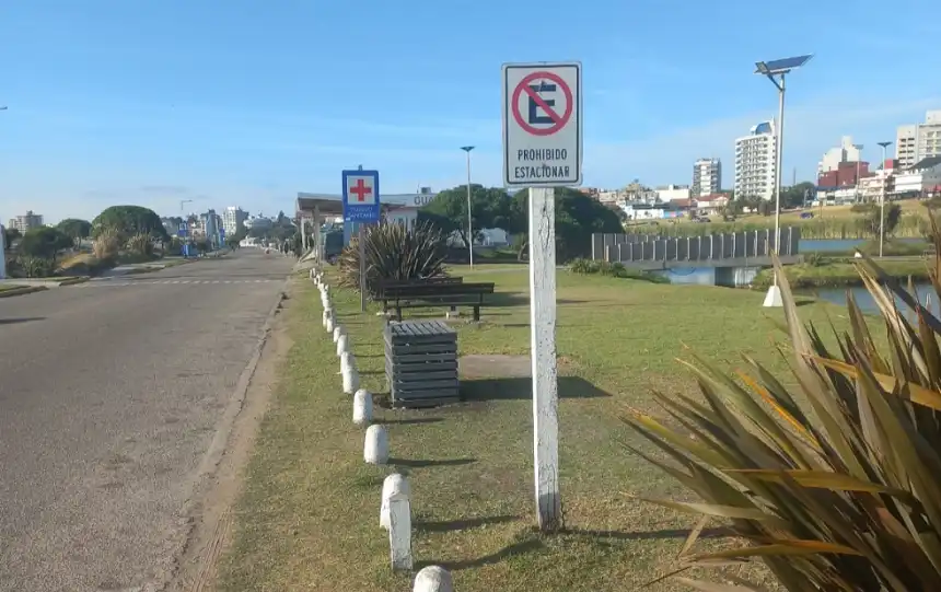 Noticias de Mar del Plata. Punta Mogotes recuerda prohibición de estacionamiento en colectoras y bañarse en las lagunas