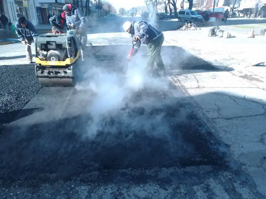 Noticias de Necochea. Se intensifica el plan de bacheo con trabajos en el microcentro y barrios