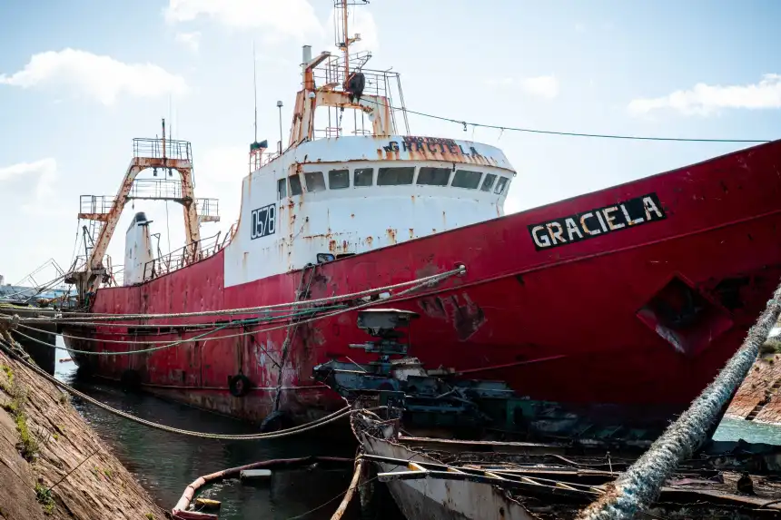 Noticias de Mar del Plata. Todo listo para el inicio del desguace de otro pesquero en el varadero de la Base Naval Noticias de Mar del Plata. Todo listo para el inicio del desguace de otro pesquero en el varadero de la Base Naval