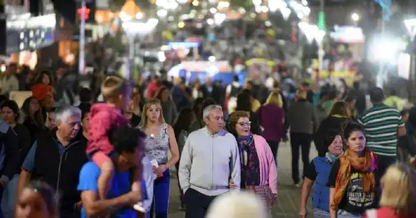 Villa Gesell. Villa Gesell inaugura la peatonal con shows y actividades