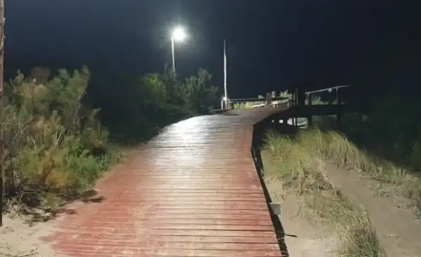 Villa Gesell. Avanza la instalación de luminarias en la rambla de Gesell