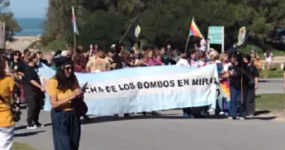 Turismo. Miramar vibró con la marcha de Bombos frente al mar