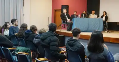 Necochea. Necochea abordó la convivencia adolescente y redes sociales