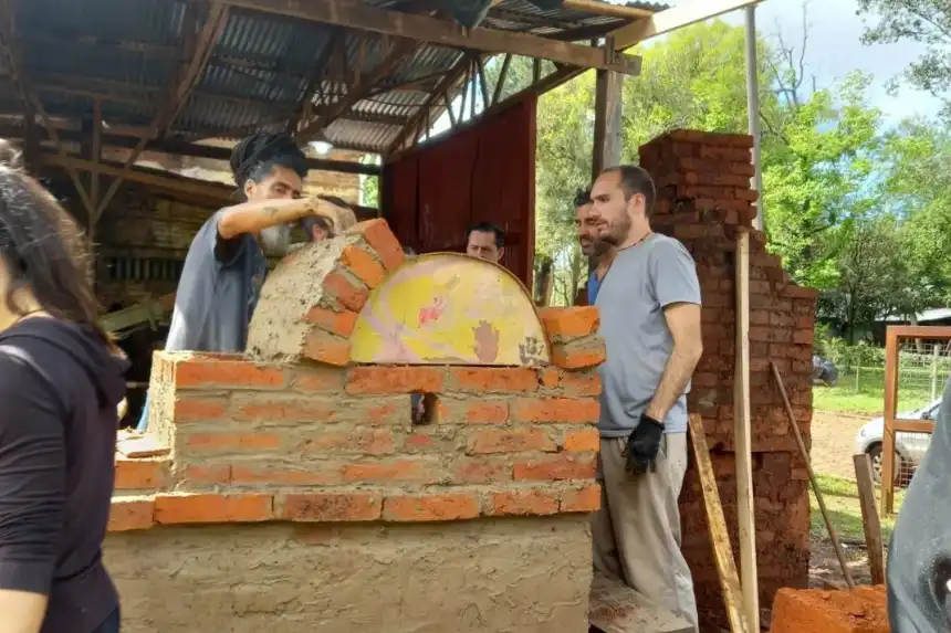 Noticias de Necochea. Nuevo taller de construcción de horno comunitario en el CCMN Noticias de Necochea. Nuevo taller de construcción de horno comunitario en el CCMN
